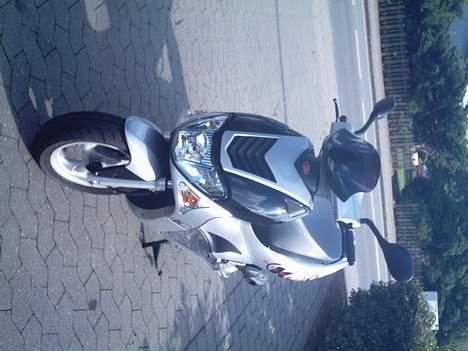 Kymco Super 9 (smadret igen) - Den flotte front billede 2