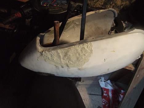 Aprilia Sonic - bagskjold er spartlet i håndtagene og lavet glasfiber røvplade..så hele røven bliver i "et" billede 9