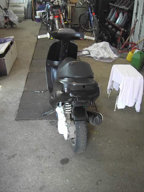Piaggio Zip -Black Style- Solgt  - Motor skjoldet skal males hvidt igen, også skal der hvor den runder males sort. Hvor der så kommer til at stå et Hvidt Z for zip på midten.  billede 4