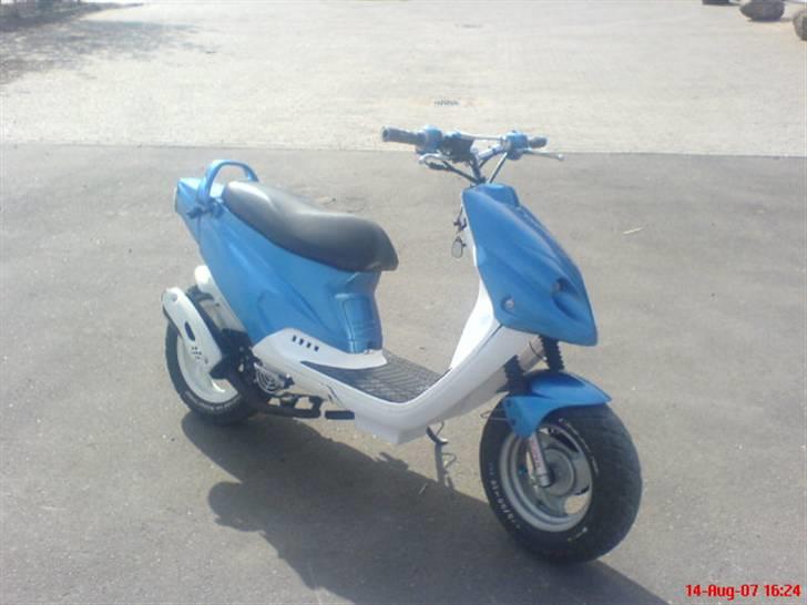 PGO Hot 50 (SOLGT) - Sådan stod den inden jeg solgte den, den sidste lille ting der manglede var big fælgen foran, og så et speedo, så var den hjemme! billede 1