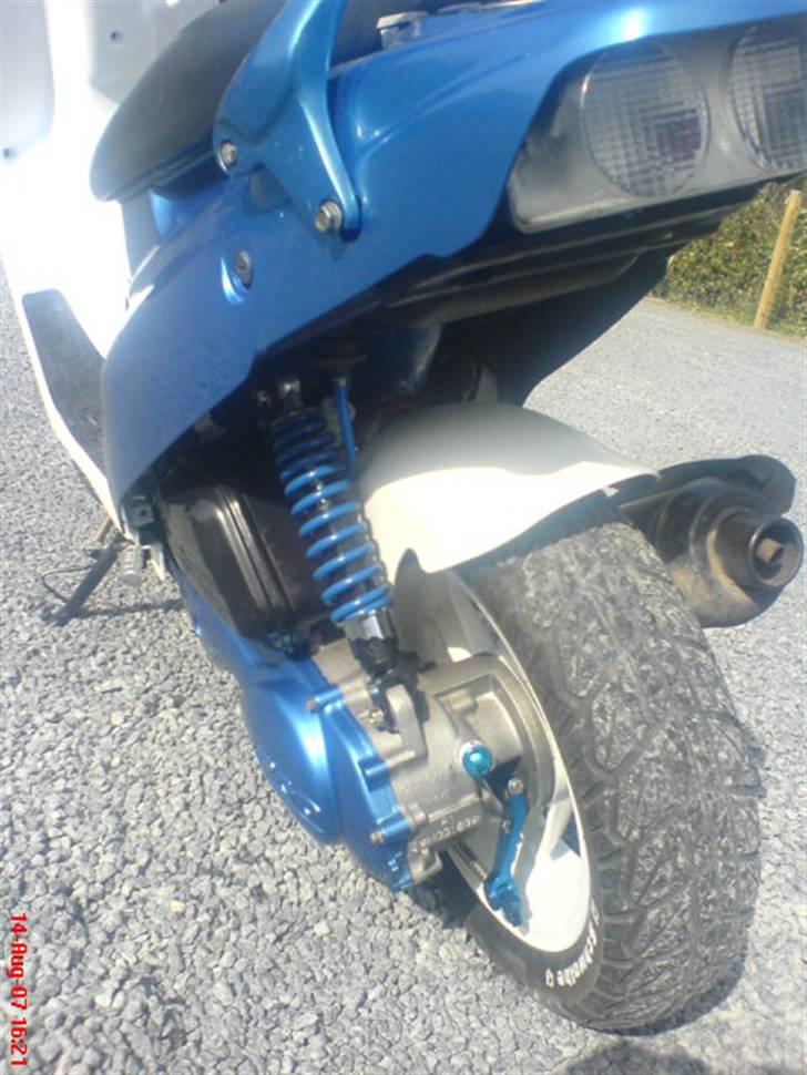 PGO Hot 50 (SOLGT) - Bagfra, kunne godt bruge en doppler new dæmper :o) + Man kan lige se indfarvet hjelmkas. billede 3
