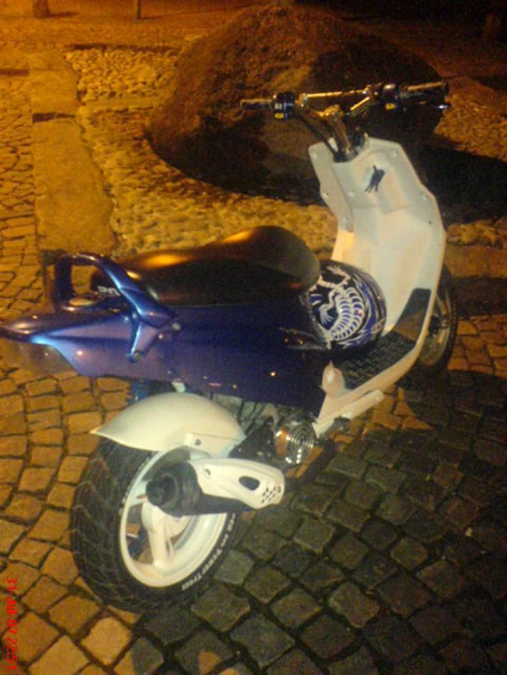 PGO Hot 50 (SOLGT) - Mit yndlingsbilled, en dag da Gram Racing Team stenede ved springvandet :D billede 14