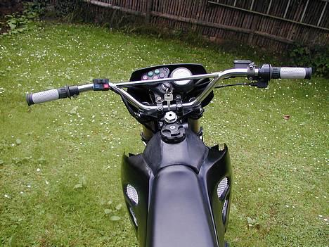 Suzuki RMX -=Team VSR=- - Det mega brede alu styr og de grå og sorte Hebo håndtag, ser sku godt ud ! billede 2