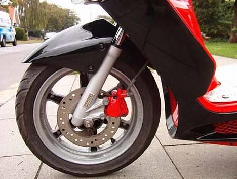 Yamaha Jog Racing  - Rød Bermse Calibre Lækker detalje. billede 7