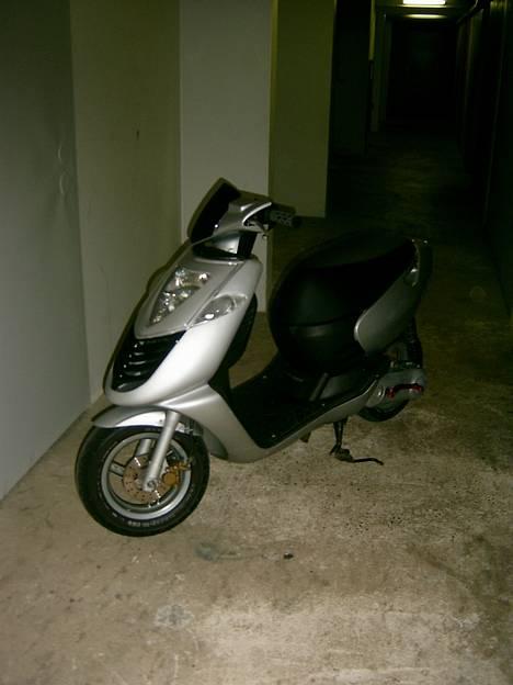 Aprilia Sonic - Fra venstre side! :D ... Rød kickstarter og olieprop... billede 5