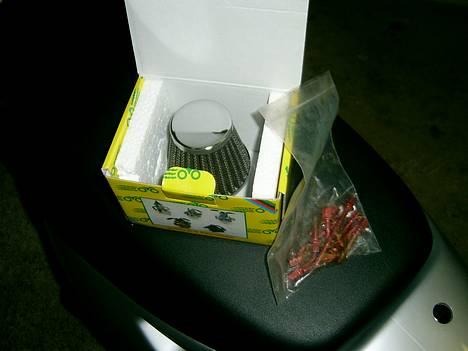 Aprilia Sonic - mit TP filter og de røde skruer der snart kommer på.. Sammen med en grisetryne i chrom med rødt gitter under.. Rødt gitter diverse steder ligeså... billede 6