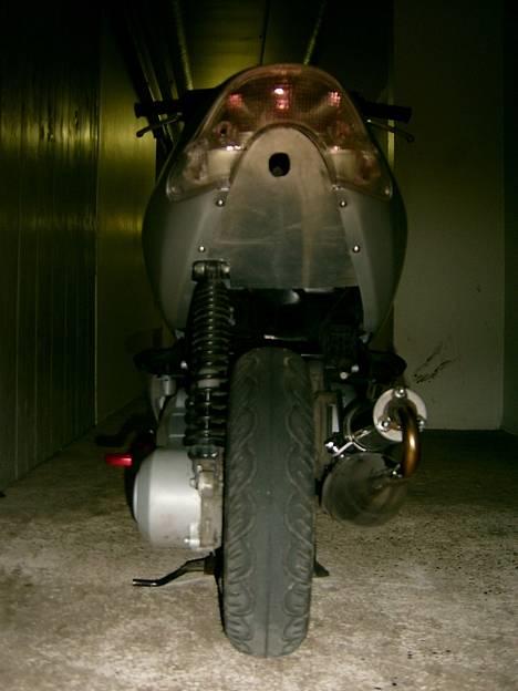 Aprilia Sonic - Her har vi den lige bagfra, nye klare glas.. Ser dog lidt mærkeligt ud på billedet! ... hehe... billede 7