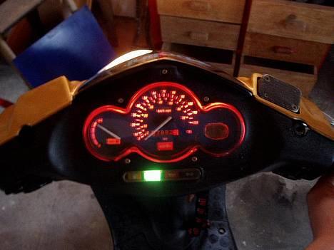 Aprilia sonic SOLGT - HAr lige fået smidt digiur i og så farvet dioderne..ser bedre ud end standard lys :P billede 6