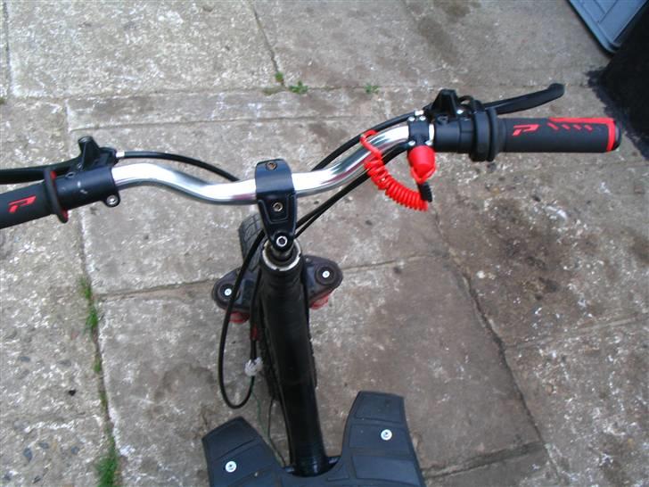 Piaggio Zip -sælges! 3000,- - Styret, som ikke ligefrem vælter sig i kontakter billede 8