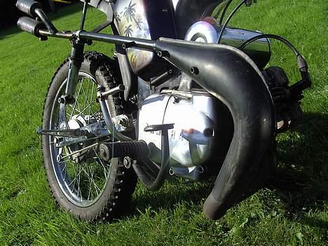 Yamaha 4 gear DX *SOLGT* - læg mærke til det skjold på motoren jeg har poleret.. desværre skinner solen så meget på det at man ikk rigtgt kan se det på grund af genskinnet. :D  billede 6