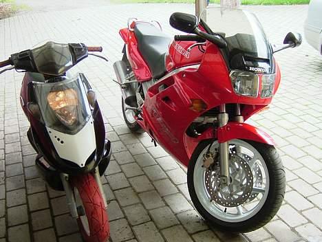 Aprilia Sonic Solgt - Papa´s Honda VFR750 104 Hk - 236 km/t og min Sonic Tar Honda´en på toppen. :b billede 11