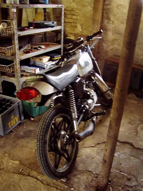 Kreidler RMC * Solgt * - Her står hun så, når hun ikke er ude og gøre vejene usikre ;-) billede 2