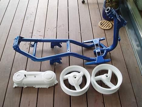 Aprilia sonic til salg - her er så mit nylarkerede stel, fælg og blok.. nice! billede 1