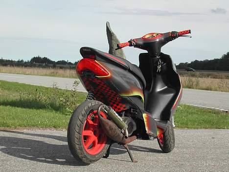 Yamaha jog r SOLGT - Det er ikke ridser der er på sideskjoldet med afspejling af Yasunimærket:p billede 9