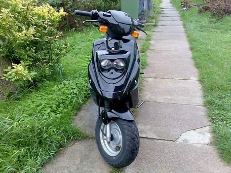 PGO Hot 50 BYTTET!! - Scooteren set fra fronten. billede 1