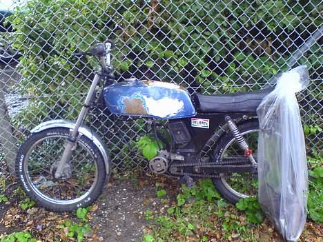 Suzuki Dm50 Projekt . SOLGT . - Da jeg fik den tilbage fra Panserne . Cylle . Udst . Karb og Div. dele i posen . billede 1