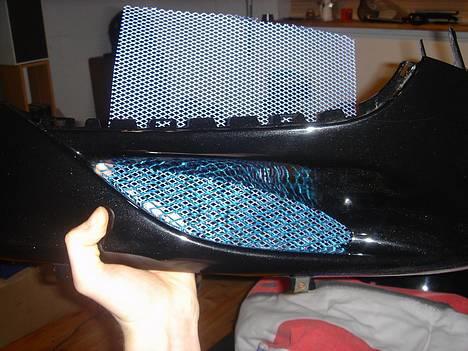 Yamaha Jog R - Solgt - Her er et billede tættere på :) og begge gitre er blå, billedet snyder bare billede 7