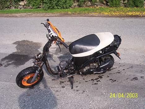 Honda Sfx Repsol (Solgt) - Er i gang med at slibe stellet ned så det kan blive malet. billede 2