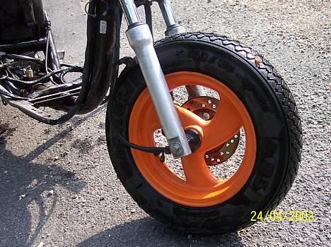 Honda Sfx Repsol (Solgt) - Er i gang med at slibe stellet ned så det kan blive malet. billede 6