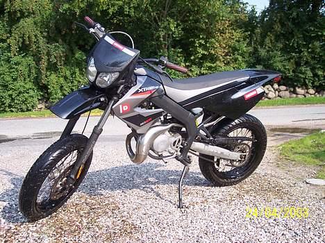Derbi Senda SM X-treme (SOLGT) - Der står dødsmaskinen.. Den er bare lækker at køre på.!!! billede 1