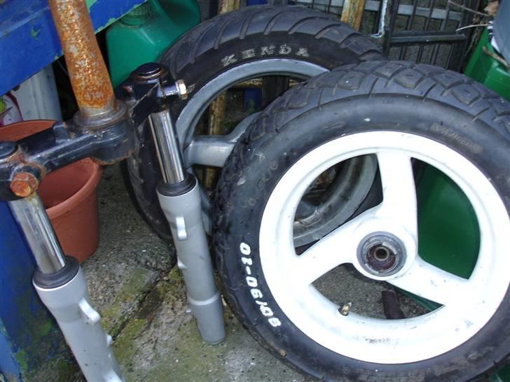 Yamaha Jog Solgt til fætter :) - Min sonic forgaffel med fælg, som jeg ikk kan finde ud af og tilpasse:( tilsalg hvis nogen er intra? billede 5