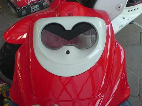 PGO Hot 50 (>Everload<) - Nyt. 22-03-07 det nye skjold ved forlygten nice, også med blå helogen pære i  billede 9