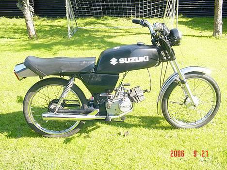 Suzuki DM 50 Samurai [SOLGT] - Da jeg købte den var den rød. Nu har jeg lige lakeret den sort med hvide stafferinger. billede 1