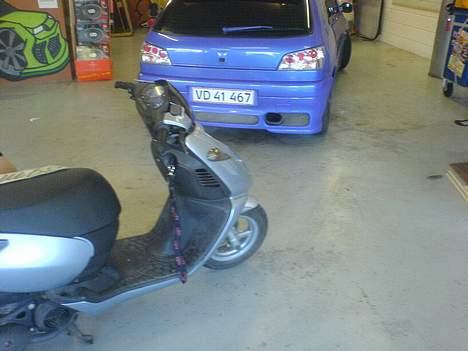 Aprilia sonic   ( STÅJLET) :'( - inde på styrling center :P nice bil i bagrunden,  billede 1