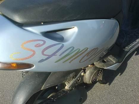 Aprilia sonic   ( STÅJLET) :'( - det gejl klistermærke i perlemord :P dej står simone vis nogen er i tvivl  . billede 11