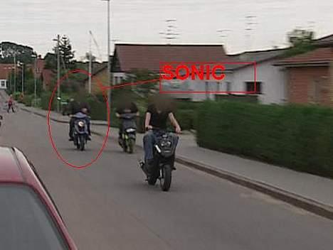 Aprilia SONIC  - De brænder dæk af og kører uforsvarligt til fare for andre mennesker. I Augustenborg kæmper politiet med unge fartglade mænd, der kører på ulovlige knallerter.  billede 13