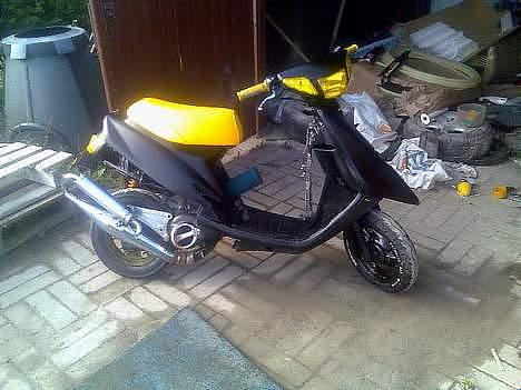 Yamaha Jog Solgt - fra tilegere ejer. skjolde sæde og de gule glas er til salg billede 8