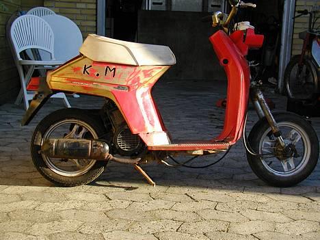 Honda Melody Projekt SOLGT! - Satte lige nogle skjolde på hurtigt få at se. Skjoldene skal selvfølgelig pudses med lakrens og der skal fjernes de klistermærker den tidligere ejer har sat på. billede 1