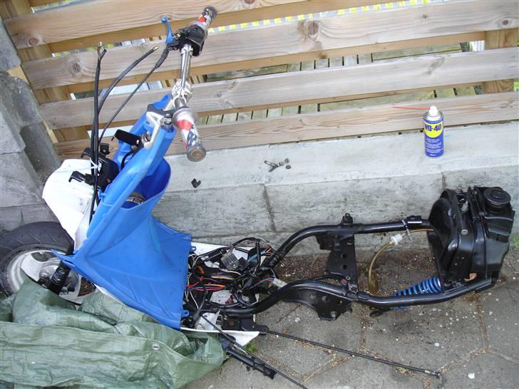 Yamaha Jog Solgt til fætter :) - som joggen står nu:) motoren er ved at blie renset osv:) billede 6