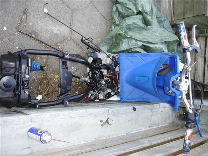 Yamaha Jog Solgt til fætter :) - ja den er skilt ad:) motorer er på mit arbejde:) billede 7