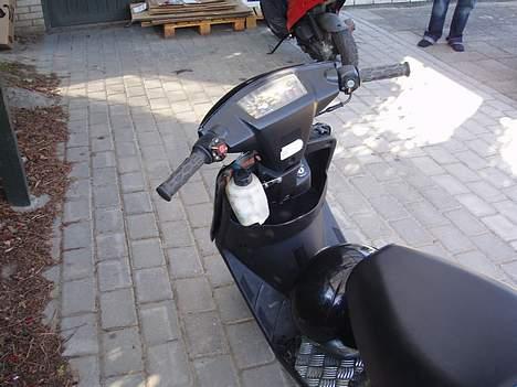 Yamaha jog as lc solgt - Næsten færdig den 16-09-06, mangler kun at samle den ordenligt, men den kører endelig :) billede 6