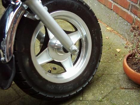 Honda Dax Solgt www.lightgadgets.dk - mine ny malet fælge de er blevet alt for nice  i den sorte og hvide farve også poleret kant og hvis du kigger efter kan du også se at der er poleret ved fladerne ved det hvide billede 5