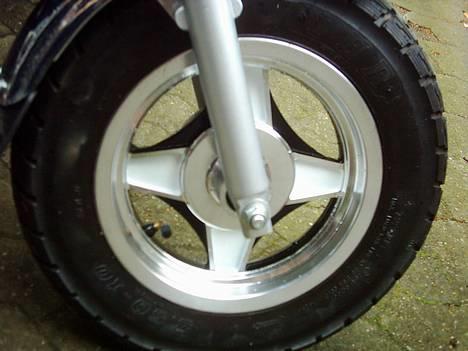 Honda Dax Solgt www.lightgadgets.dk - mine ny malet fælge de er blevet alt for nice  i den sorte og hvide farve også poleret kant og hvis du kigger efter kan du også se at der er poleret ved fladerne ved det hvide billede 6