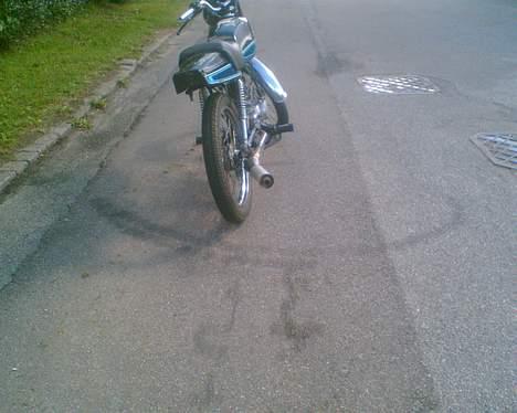 Suzuki DM 50 (BYTTET TIL HOT) - ja de kan godt lave sorte strejer..  :)  en halv ring er da os lidt. billede 10