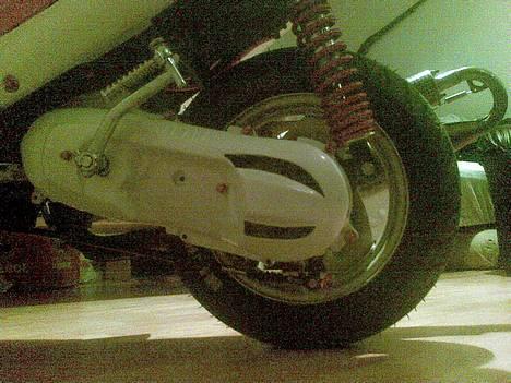 Yamaha Jog FS $->Pink-Dræber<-$ - Udskæringen i Kickstarter skjoldet er selv skåret med en Stik-sav !!  billede 10