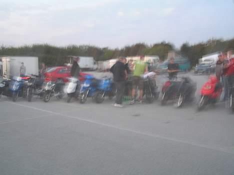 Piaggio tyff Evo LC 7500 kr - næsten alle scootererne til randers træf stillet op på række for nice :D er sløret desværre billede 8