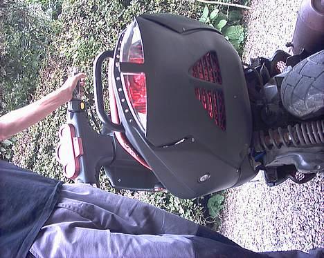 Peugeot Speedfight 2 - RIP -  - Bagenden med rødt alugitter og rødt lys (tydeligt i mørke!) billede 8