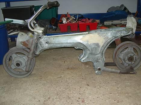 Honda Dax *RØD* UPDATE D. 03/12 - Hot rod ? Eller Rat look ? Sandblæst dax dele osv demo monteret.  billede 1