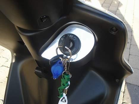 Yamaha Jog R SOLGT :´( - Den poleret aluplade som er sat fast med dobbeltklæbende tape billede 20