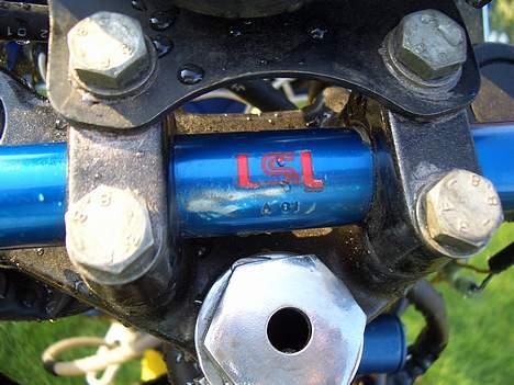 Suzuki SMX... Special Edition..! - åhh shit laken er slit væk nu ruster det shit... når nej det er alu... hehe men ellers et typisk fejl på normale RMX/SMX styr at de ruster lige der... billede 11