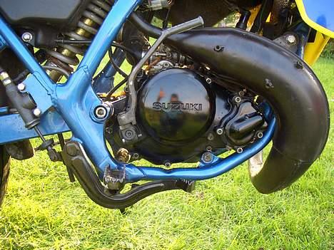 Suzuki SMX... Special Edition..! - hvem er det der spejler sig i min motor blok... hehe det sker sku e  gang i mellem at folk lige kommer forbi og gør det... men det må man jo leve med når man har sådan en flot SMX... hehe billede 19