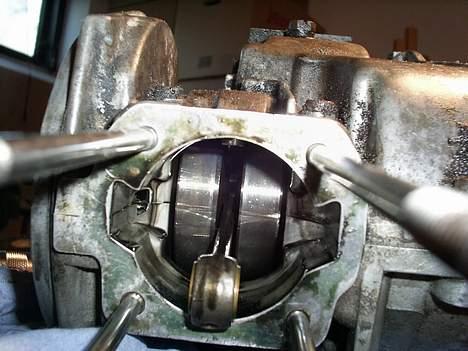 Puch Maxi (solgt) - Motoren før fræsning af skyllekanaler. /Motoren er vendt på hovedet billede 5