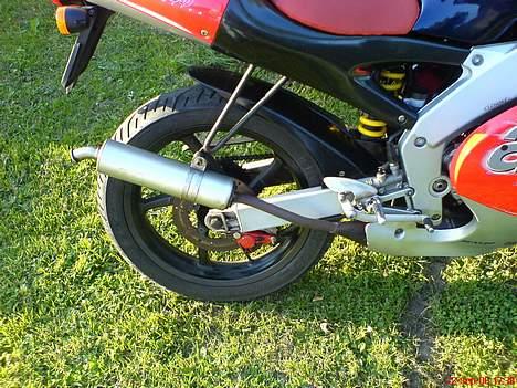 Aprilia RS50 ( Til Salg ) - Solgt - Std udstødning med hul i potten.. Vil meget gerne have en tun udstødning på. billede 5