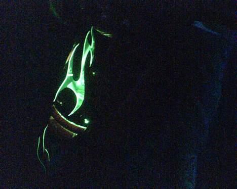 Yamaha Jog ¤Stage6 racer`en¤ - Udskæringer i font skjold med grøn neon gemt væk inde i font skjold billede 10