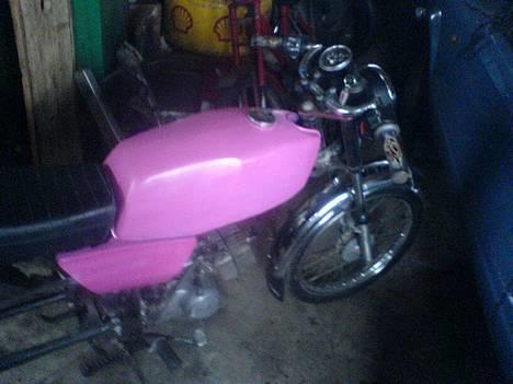 Suzuki dm50 solgt :P - så blev den malet :P   søsters knallert billede 14