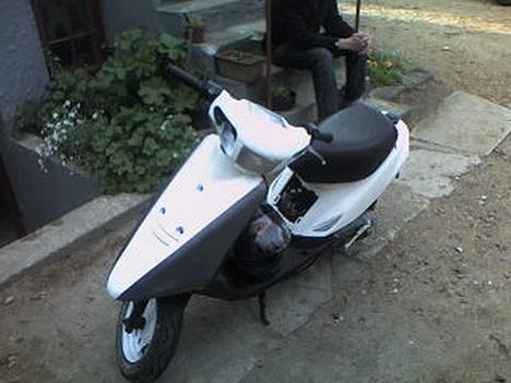 Yamaha Jog fs byttet til pmx - mig og bror malede den lige for sjovt =) billede 1